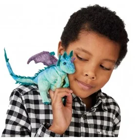 Garçon jouant avec Marionnette Mini Dragon signée Folkmanis Garçon jouant avec Marionnette Mini Dragon signée Folkmanis