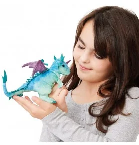 Jeune fille jouant avec Marionnette Mini Dragon signée Folkmanis Jeune fille jouant avec Marionnette Mini Dragon signée Folkmanis