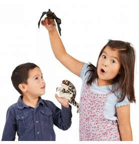Enfants jouant avec marionnette grenouille des pluies du désert signée Folkmanis Enfants jouant avec marionnette grenouille des pluies du désert signée Folkmanis