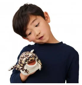 Garçon jouant avec marionnette grenouille des pluies du désert signée Folkmanis Garçon jouant avec marionnette grenouille des pluies du désert signée Folkmanis