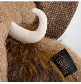 Peluche mammouth "Hatmut" signée Sigikid, gros plan sur une défense Peluche mammouth "Hatmut" signée Sigikid, gros plan sur une défense