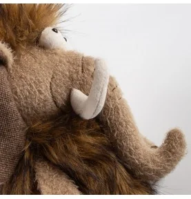 Peluche mammouth "Hatmut" signée Sigikid, vue de profil Peluche mammouth "Hatmut" signée Sigikid, vue de profil
