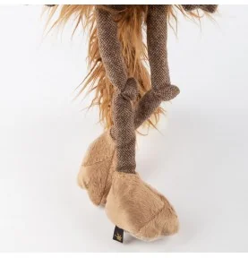Peluche coyote "Jodie Coyotie" signée Sigikid, gros plan sur les pattes