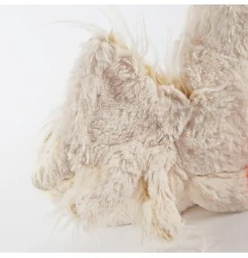 Peluche oie "Betta Swimma" signée Sigikid, gros plan sur une aile Peluche oie "Betta Swimma" signée Sigikid, gros plan sur une aile