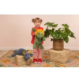 Jeune fille jouant avec peluche dragon Lottie - 48 cm signée Teddy Hermann Jeune fille jouant avec peluche dragon Lottie - 48 cm signée Teddy Hermann