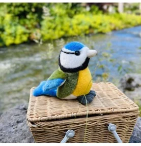 Peluche mésange bleue - 12 cm signée Teddy Hermann, assise sur un panier dans la nature