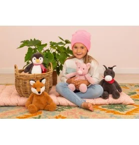 Jeune fille jouant avec peluches de la gamme Herzekind de la marque Teddy Hermann