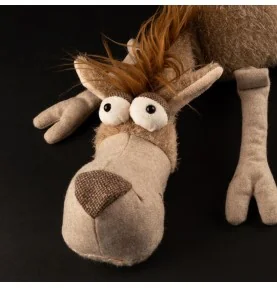 Peluche chameau "Desert Dandy" signée Sigikid, gros plan sur la tête Peluche chameau "Desert Dandy" signée Sigikid, gros plan sur la tête