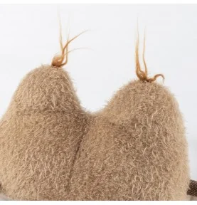 Peluche chameau "Desert Dandy" signée Sigikid, gros plan sur les bosses Peluche chameau "Desert Dandy" signée Sigikid, gros plan sur les bosses