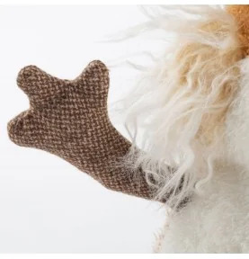 Peluche hamster "Chubby Cheek" signée Sigikid, gros plan sur une main Peluche hamster "Chubby Cheek" signée Sigikid, gros plan sur une main