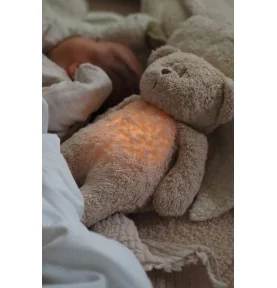 Bébé dormant avec Ourson magique Moonie cappuccino en coton bio Bébé dormant avec Ourson magique Moonie cappuccino en coton bio