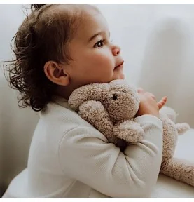 Enfant avec Peluche bruit blanc George l’éléphant beige signée Flow Amsterdam