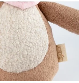 Doudou faon signé Sigikid, gros plan sur le ventre Doudou faon signé Sigikid, gros plan sur le ventre