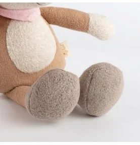 Doudou faon signé Sigikid; gros plan sur les pattes Doudou faon signé Sigikid; gros plan sur les pattes