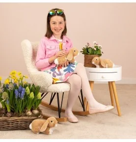 Jeune fille jouant avec Peluche lapin beige - 23 cm signée Teddy Hermann Jeune fille jouant avec Peluche lapin beige - 23 cm signée Teddy Hermann