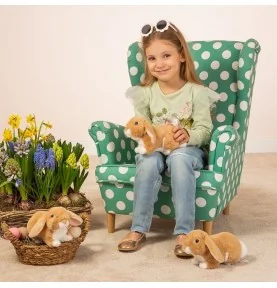 Jeune fille jouant avec Peluche lapin beige - 23 cm signée Teddy Hermann Jeune fille jouant avec Peluche lapin beige - 23 cm signée Teddy Hermann