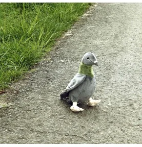 Peluche pigeon - 23 cm signée Rappa, sur une route Peluche pigeon - 23 cm signée Rappa, sur une route