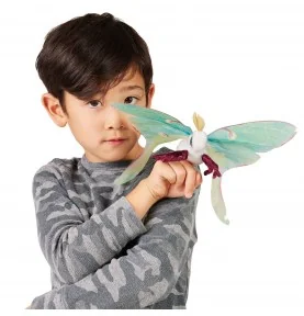 Enfant jouant avec Marionnette à doigt papillon lune signée Folkmanis Enfant jouant avec Marionnette à doigt papillon lune signée Folkmanis