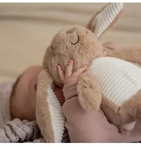 Enfant jouant avec Peluche bruit blanc Milo le lapin beige rechargeable signée Flow Amsterdam Enfant jouant avec Peluche bruit blanc Milo le lapin beige rechargeable signée Flow Amsterdam