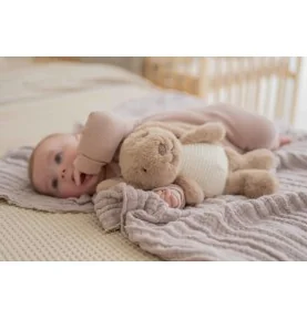 Enfant jouant avec Peluche bruit blanc Milo le lapin beige rechargeable signée Flow Amsterdam Enfant jouant avec Peluche bruit blanc Milo le lapin beige rechargeable signée Flow Amsterdam