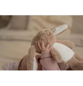 Enfant jouant avec Peluche bruit blanc Milo le lapin beige rechargeable signée Flow Amsterdam Enfant jouant avec Peluche bruit blanc Milo le lapin beige rechargeable signée Flow Amsterdam