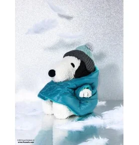 Peluche Snoopy avec sa doudoune - 20 cm, dans un décor de glace Peluche Snoopy avec sa doudoune - 20 cm, dans un décor de glace