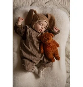 Bébé dormant avec Ourson magique Moonie caramel en coton bio Bébé dormant avec Ourson magique Moonie caramel en coton bio