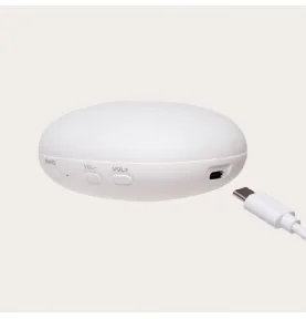 Le module sonore et lumineux de la Peluche veilleuse lapin nature bio est rechargeable par câble USB