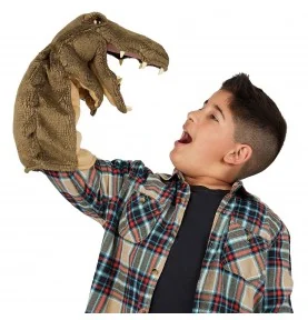 Garçon jouant avec Marionnette crocodile signée Folkmanis