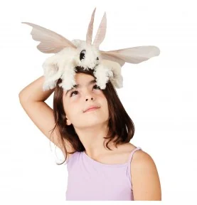 Jeune fille jouant avec Marionnette papillon caniche du Venezuela signée Folkmanis Jeune fille jouant avec Marionnette papillon caniche du Venezuela signée Folkmanis