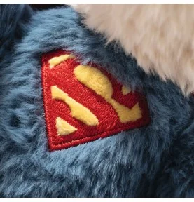 Ours en peluche Superman signé steiff, gros plan sur le S sur la poitrine Ours en peluche Superman signé steiff, gros plan sur le S sur la poitrine