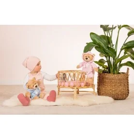 Enfant jouant avec Peluche ours en pyjama rose - 30 cm signée Teddy Hermann