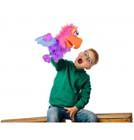 Enfant jouant avec Marionnette Petit monstre Schnäck signée Living Puppets Enfant jouant avec Marionnette Petit monstre Schnäck signée Living Puppets