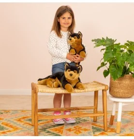 Jeune fille jouant avec Peluche chien berger allemand couché - 45 cm signée Teddy Hermann Jeune fille jouant avec Peluche chien berger allemand couché - 45 cm signée Teddy Hermann