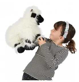 Jeune fille jouant avec Marionnette mouton Nez Noir du Valais signée Folkmanis
