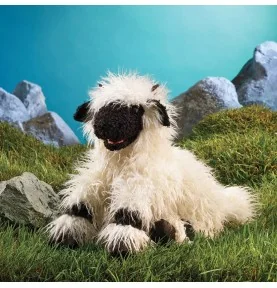 Marionnette mouton Nez Noir du Valais signée Folkmanis, dans un paysage alpin