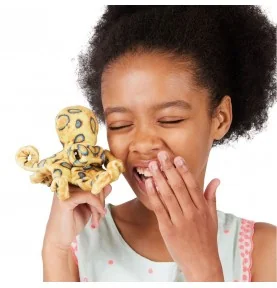 Jeune fille jouant avec Marionnette mini pieuvre à anneaux bleus signée Folkmanis Jeune fille jouant avec Marionnette mini pieuvre à anneaux bleus signée Folkmanis