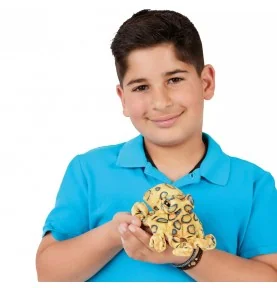 Garçon jouant avec Marionnette mini pieuvre à anneaux bleus signée Folkmanis Garçon jouant avec Marionnette mini pieuvre à anneaux bleus signée Folkmanis