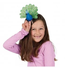 Jeune fille jouant avec marionnette mini paon signée Folkmanis Jeune fille jouant avec marionnette mini paon signée Folkmanis