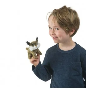 Garçon jouant avec Marionnette mini lynx signée Folkmanis Garçon jouant avec Marionnette mini lynx signée Folkmanis