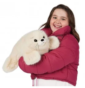 Jeune fille jouant avec Marionnette bébé phoque signée Folkmanis Jeune fille jouant avec Marionnette bébé phoque signée Folkmanis