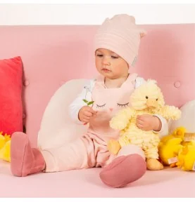 Bébé jouant avec Peluche poussin Franzi - 25 cm signée Teddy Hermann Bébé jouant avec Peluche poussin Franzi - 25 cm signée Teddy Hermann