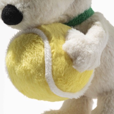 Peluche porte-clés Snoopy tennis signée Steiff, gros plan sur la balle de tennis Peluche porte-clés Snoopy tennis signée Steiff, gros plan sur la balle de tennis