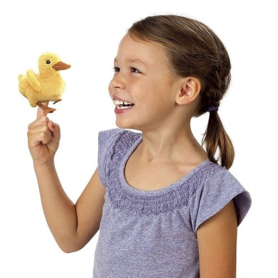 Jeune fille jouant avec Marionnette a doigt Mini caneton signée Folkmanis Jeune fille jouant avec Marionnette a doigt Mini caneton signée Folkmanis