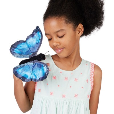 Jeune fille jouant avec papillon morpho bleu signée Folkmanis Jeune fille jouant avec papillon morpho bleu signée Folkmanis