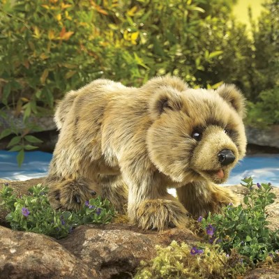Marionnette ours brun grizzly signée Folkmanis dans la nature