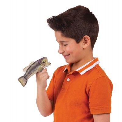 Garçon jouant avec mini marionnette à doigt black-bass signée Folkmanis Garçon jouant avec mini marionnette à doigt black-bass signée Folkmanis