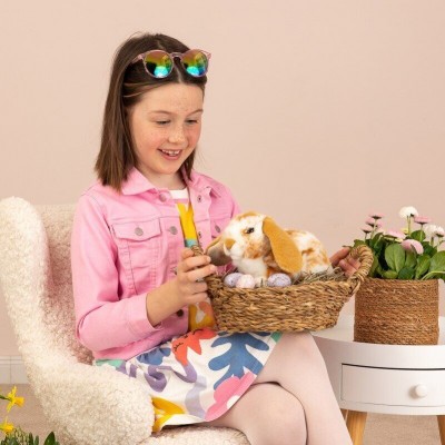 Jeune fille jouant avec Peluche Lapin Bélier Tacheté Marron Clair et Blanc - 23 cm signée Teddy Hermann