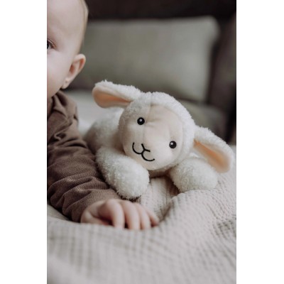 Bébé avec Peluche bruit blanc Rosie le Mouton signée Flow Amsterdam Bébé avec Peluche bruit blanc Rosie le Mouton signée Flow Amsterdam
