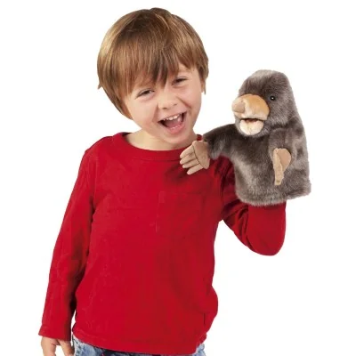 Garçon jouant avec Marionnette à main Petite Taupe Garçon jouant avec Marionnette à main Petite Taupe